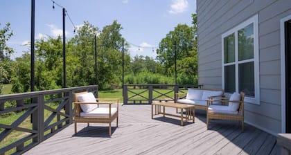 Henry's Haven - Fully Renovated 5 Bedroom House Minutes from Downtown Bryan