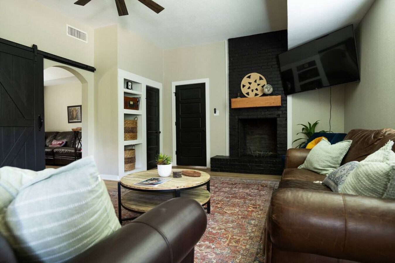 Smart TV, pebolim, livros, biblioteca musical