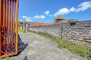 Vista frontal de la propiedad