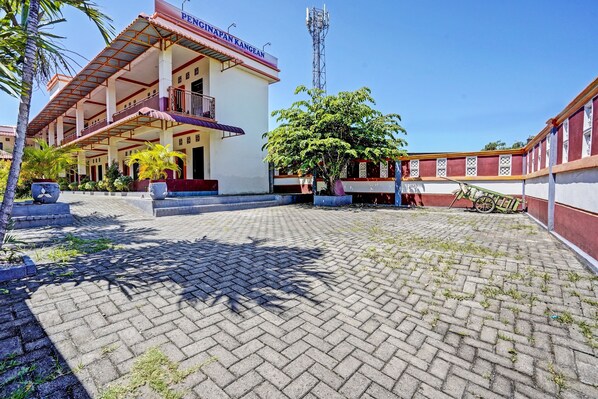 Vista frontal de la propiedad