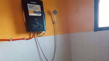Kamar Double | Kamar mandi | Shower, pancuran hujan, dan sabun