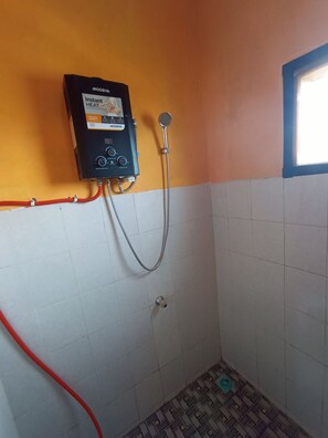 A bathroom with a shower unit labeled 'MODENA Instant HEAT' and a red pipe. - Hotel O Penginapan Hj Lilis Syariah (Sukabumi)