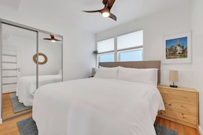 2 habitaciones, escritorio y tabla de planchar con plancha