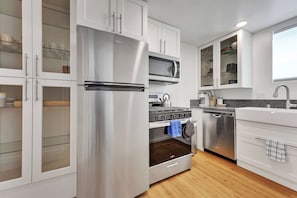 Refrigerador, microondas, horno y parrilla de estufa