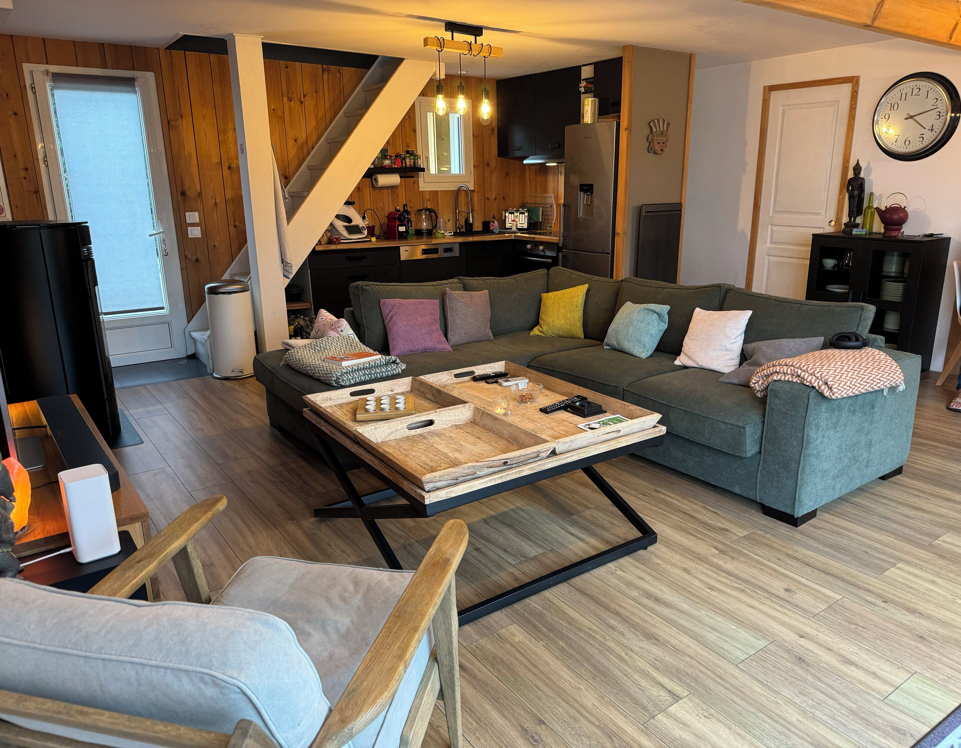 Una Smart TV, una chimenea, libros, una videoteca