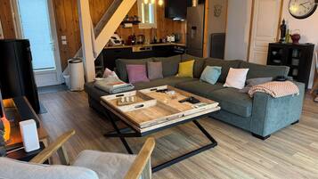 Smart TV, chimenea, libros y videoteca