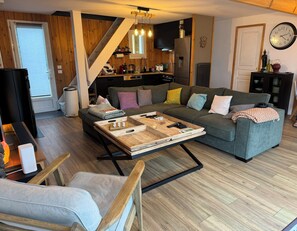 Smart TV, chimenea, libros y videoteca