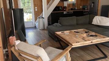Smart-TV, Kamin, Bücher, Videothek