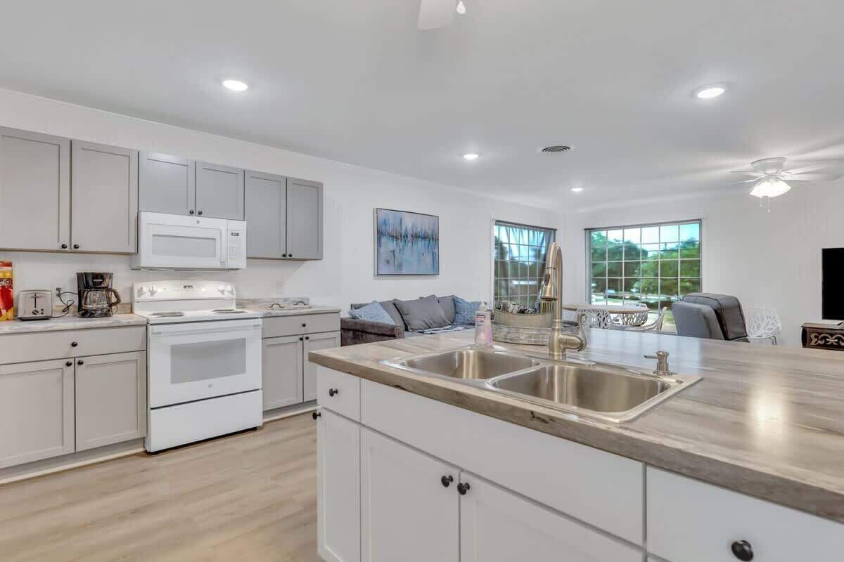 Kylskåp, mikrovågsugn, ugn och spishäll