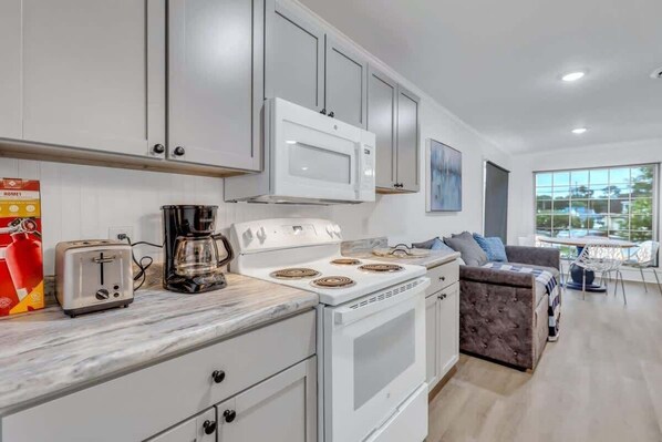 Réfrigérateur, micro-ondes, four, plaque de cuisson