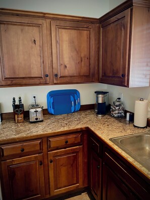 Réfrigérateur, four, plaque de cuisson