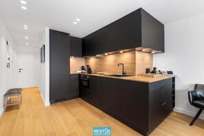 Een koelkast, een microgolfoven, een oven, een kookplaat