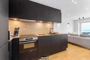 Een koelkast, een microgolfoven, een oven, een kookplaat