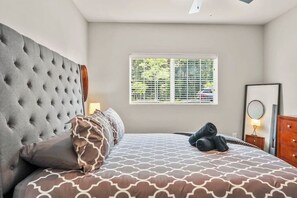 2 slaapkamers, een bureau, een strijkplank/strijkijzer, reisbedje