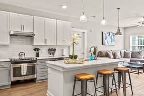 Kjøleskap, mikrobølgeovn, ovn og kokeplater