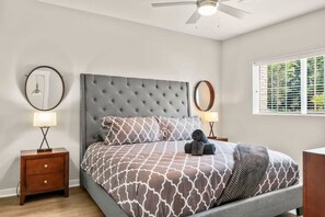 2 Schlafzimmer, Schreibtisch, Bügeleisen/Bügelbrett, Reisekinderbett