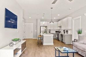 Smart-TV, Kamin, Tischtennisplatte