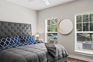 1 Schlafzimmer, Schreibtisch, Bügeleisen/Bügelbrett, Reisekinderbett