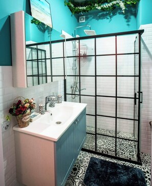 مجففات شعر، مناشف، صابون، ورق حمّام