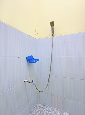 Double Room | Bathroom | Shower - Hotel O Guest House Pak Darso (Kalijambe)