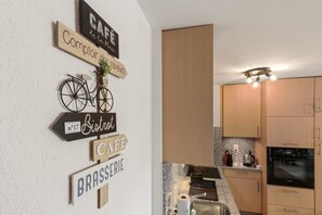 Frigorifero, microonde, forno, piano cottura