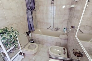 Hårføner og håndklær