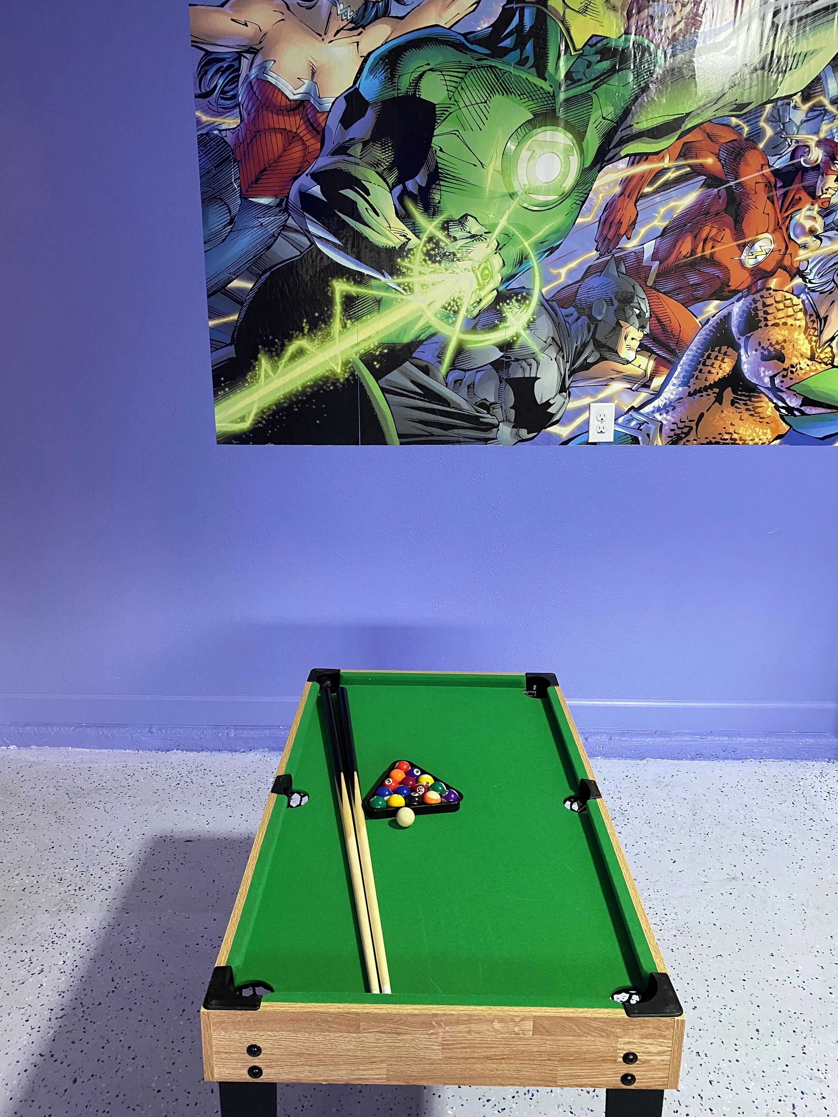 Een pooltafel met een kleurrijk biljarthouder en een keu.