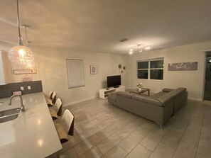 Smart-TV, Tischfußball, Tischtennisplatte