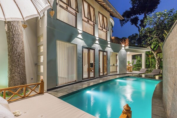 Outdoor pool - Beachside Seminyak 3Br villa closed living withAC (Seminyak)