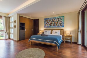 3 bedrooms, in-room safe, iron/ironing board, free WiFi - Beachside Seminyak 3Br villa closed living withAC (Seminyak)