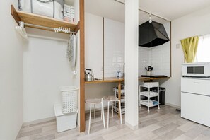 102 | Private kitchen | Fridge, electric kettle, rice cooker, cookware/dishes/utensils - Chelsea Hatsudai (Tokyo)