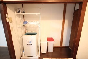 201 | Kylpyhuone | Hiustenkuivaaja, pyyhkeet, saippua, sampoo