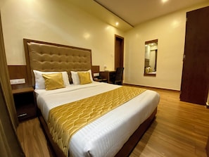 Deluxe Room | Desk, free WiFi - Hotel Pearls BKC Inn (Mumbai)