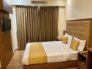 Deluxe Room | Desk, free WiFi - Hotel Pearls BKC Inn (Mumbai)