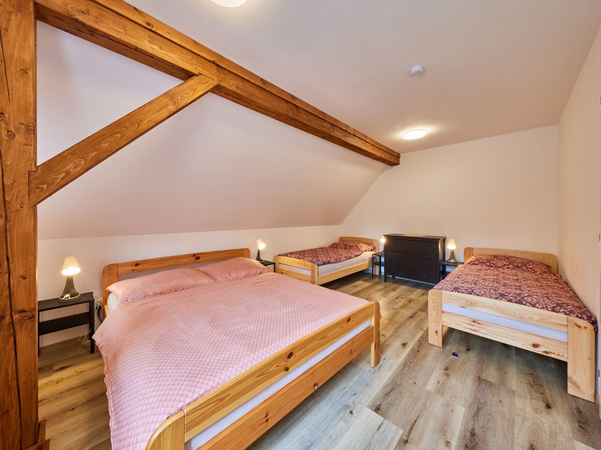 1 多间卧室、办公桌、WiFi