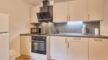Kühlschrank, Mikrowelle, Ofen, Geschirrspüler