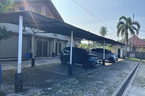 Free self-parking - Channes Guest House Syariah (Bengkulu)