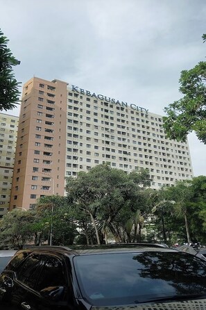 A multi-story hotel with "KEBABUSAN CITY" written on the facade. - Kebagusan City Apartment By Dina Rooms (Jakarta)