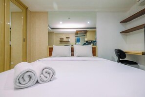 Desk, free WiFi - Kebagusan City Apartment By Dina Rooms (Jakarta)