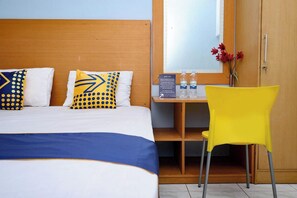 Een bureau, gratis wifi, beddengoed