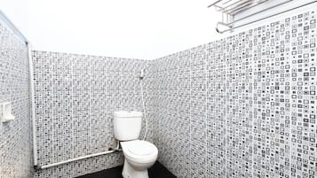 Ducha, cabezal de ducha con hidromasaje, toallas