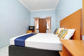 Standard Room | Desk, free WiFi, bed sheets - Griya Sakura Syariah near UMS (Colomadu)