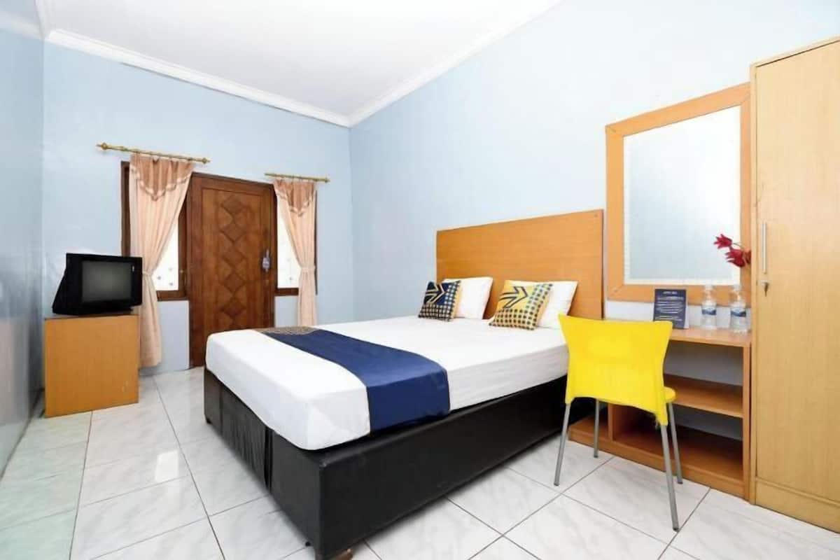 Desk, WiFi (free), bed sheets