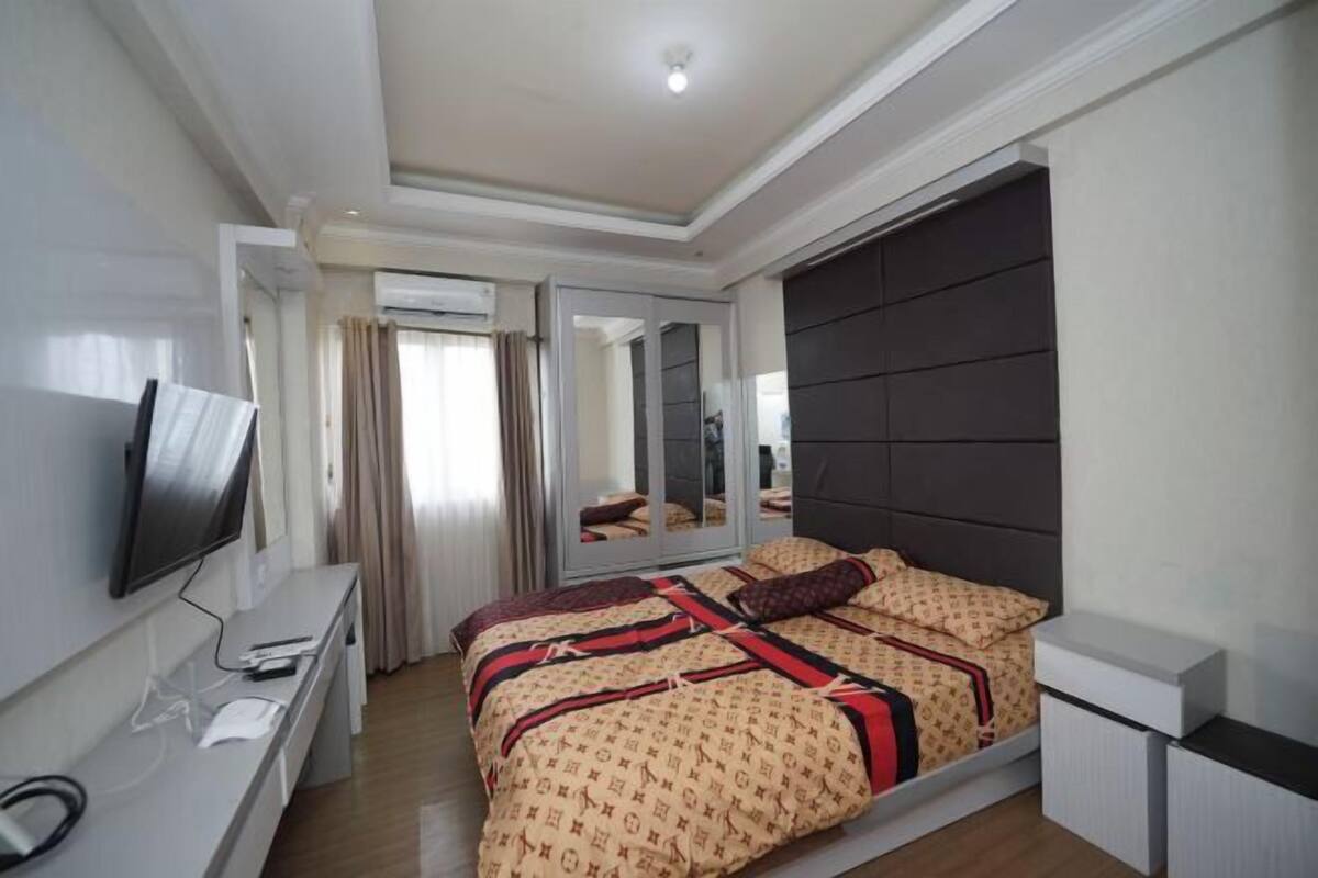 Desk, WiFi (free), bed sheets
