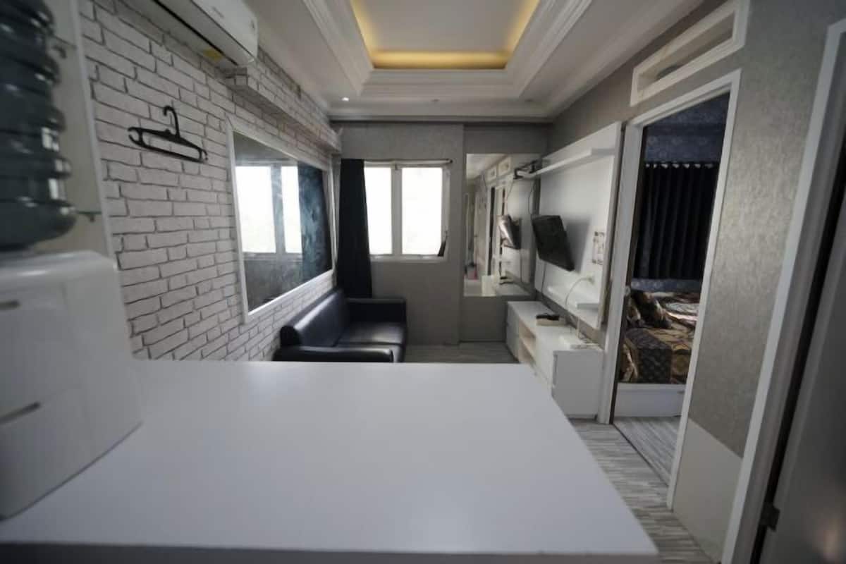 Desk, WiFi (free), bed sheets