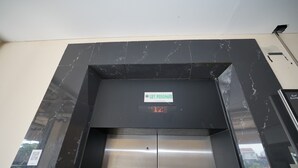 An elevator with a digital display indicating the floor number. - Perfect Stay Apartement The Suites Metro Bandung By Sultan Property (Bandung)