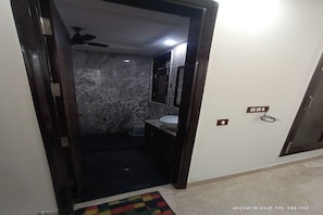 Shower, rainfall showerhead, towels - Mintstar Apartment And Suites, East Of Kailash (New Delhi)