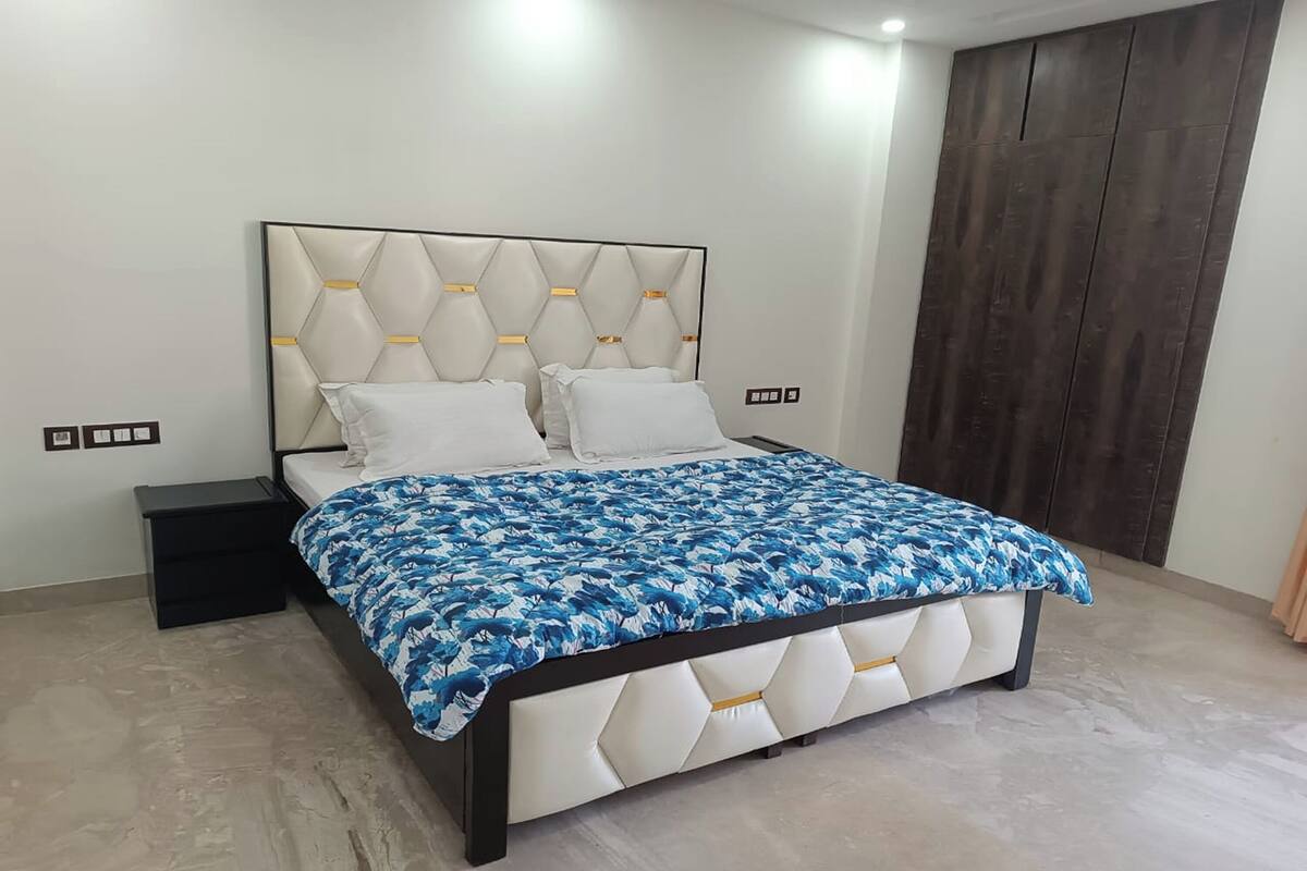 Ein Schlafzimmer mit einem Bett, Nachttischen und einem Kleiderschrank.