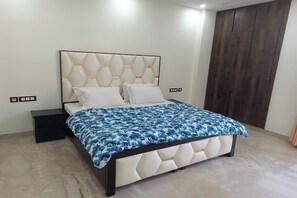 In-room safe, desk, rollaway beds, free WiFi - Mintstar Apartment And Suites, East Of Kailash (New Delhi)