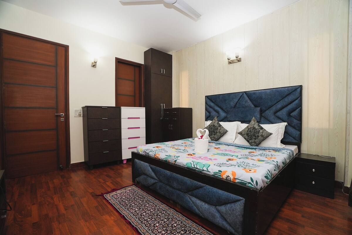 Habitación superior | Caja de seguridad en la habitación y escritorio